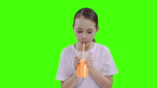 Leuk meisje, drinken via een rietje drinken. Groen scherm — Stockvideo