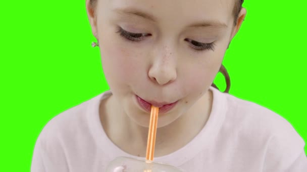 Ωραίο κορίτσι πόσιμο μέσω ενός άχυρο ποτό. Πράσινη οθόνη — Αρχείο Βίντεο