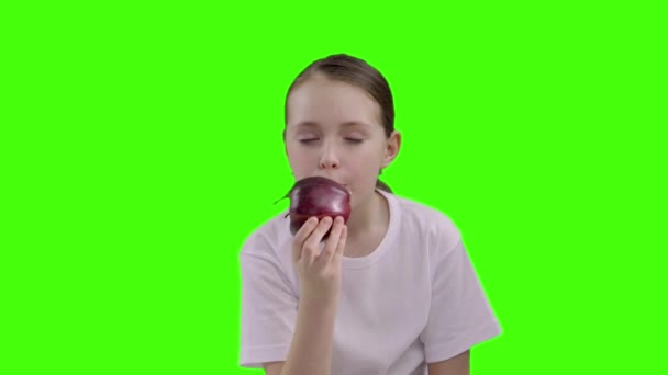 9 ans fille portrait manger pomme rouge en plein air — Video