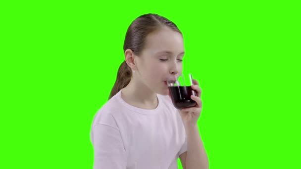 La ragazza beve il succo di ciliegia — Video Stock