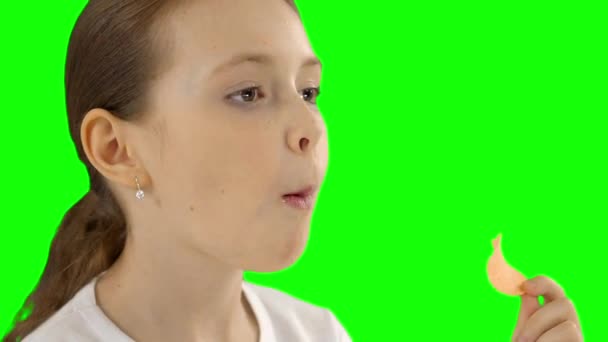チップを食べる 10 代の女の子 — ストック動画