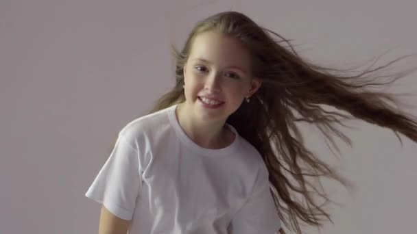 La muchacha con el pelo que se desarrolla en el estudio — Vídeo de stock