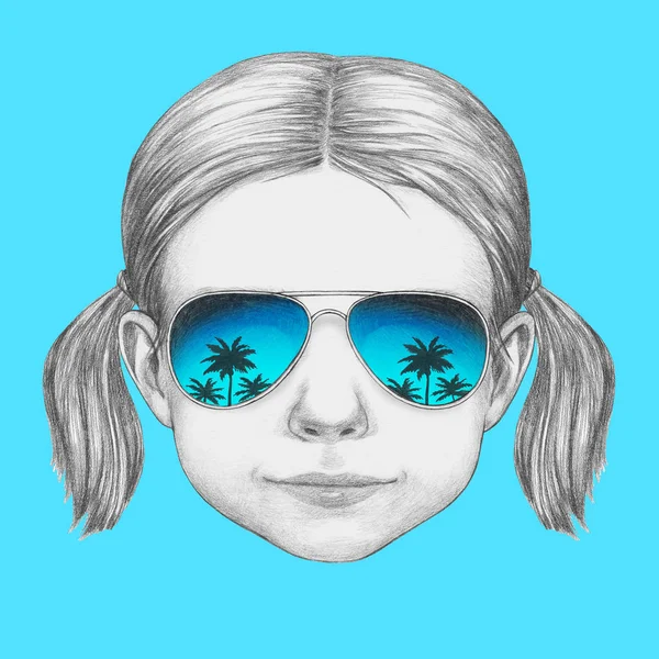 Portret van een meisje met een mirror zonnebril. — Stockfoto