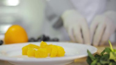 Şef taze meyve salatası hazırlama