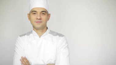 Beyaz arka plan üzerinde bir ticari mutfak duran erkek şefi