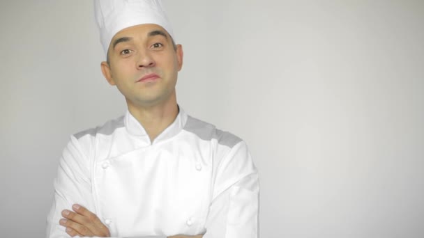 白い背景に立っている厨房の男性シェフ — ストック動画