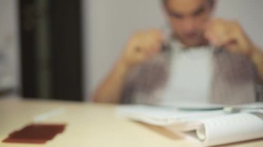 Dökme ve zor work.b sonra ofiste bira içmek işadamı