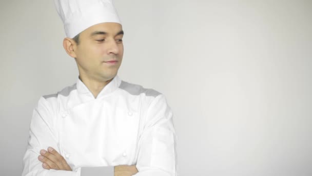 Chef masculin dans une cuisine commerciale debout sur le fond blanc — Video
