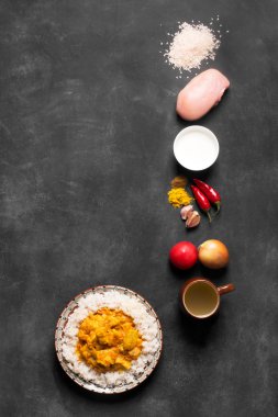 Tavuk köri pirinç ve malzemelerin üzerine siyah yazı tahtası. Üstten Görünüm