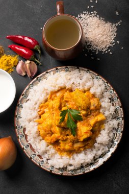 Körili tavuk ve pilav.