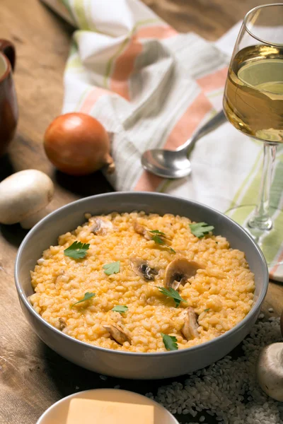 Risoto com cogumelos, ervas frescas e queijo parmesão — Fotografia de Stock