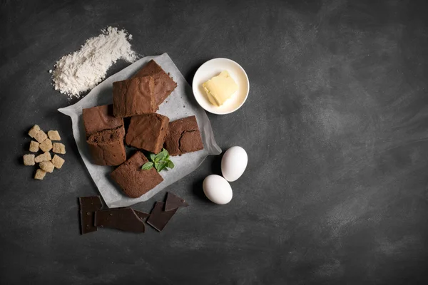 Schokolade Brownie Kuchen und Zutaten von Torte — Stockfoto