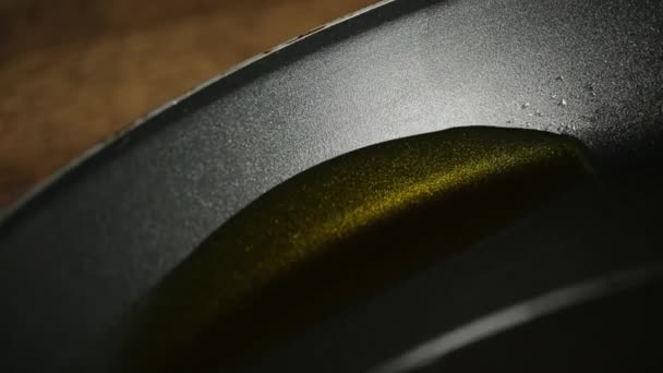 Recette d'œufs frits du début à la fin sur un fond sombre 