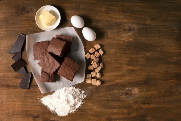 Schokolade Brownie Kuchen und Zutaten von Torte. Kopierraum für Text — Stockfoto