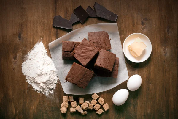Bolo de chocolate brownie e ingredientes de torta — Fotografia de Stock