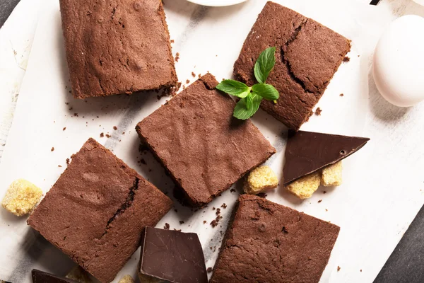 Pastel de brownie de chocolate e ingredientes de tarta —  Fotos de Stock