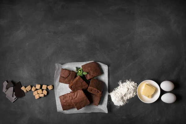 Schokolade Brownie Kuchen und Zutaten von Torte — Stockfoto