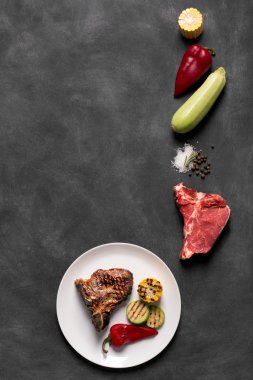 Kopya alanı ile siyah kara tahta üzerinde ızgara biftek