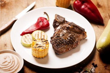 Kahverengi ahşap zemin üzerinde ızgara biftek