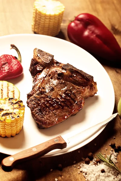 茶色の木製の背景と野菜のグリル ステーキ — ストック写真