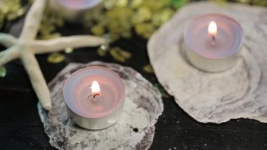 Spa salonda mumlar ve ve masaj yağı