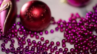 Beyaz bir arka plan üzerinde Noel topları s