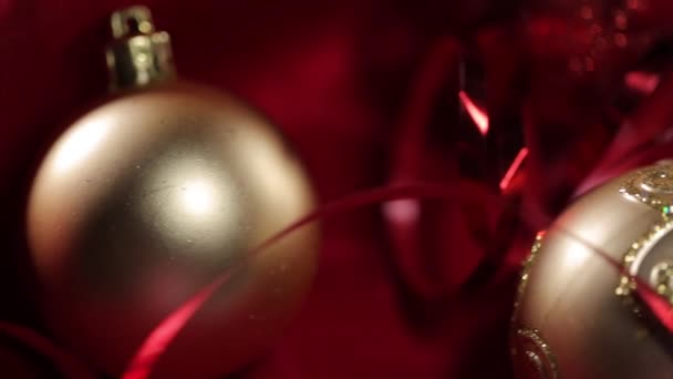 Kerst ballen s op een rood satijn — Stockvideo