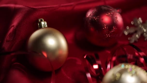 Kerst ballen s op een donkere achtergrond — Stockvideo