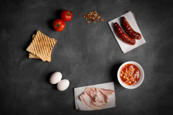 İngiliz kahvaltısı için malzemeler