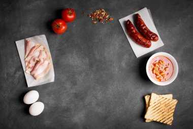 İngiliz kahvaltısı malzemelerin üzerine siyah yazı tahtası