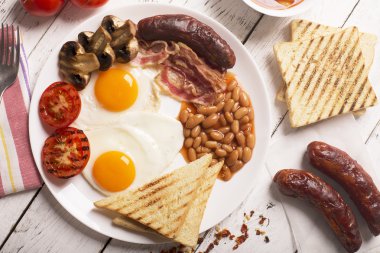 İngiliz kahvaltısı Beyaz ahşap yüzeye