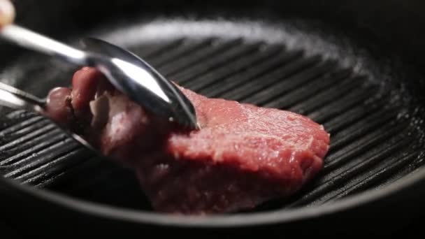 Gros plan de la texture de steak grillé en cours de cuisson . — Video