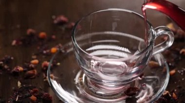 Hibiscus çay şeffaf cam içine dökme