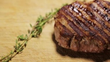 Closeup ahşap yüzeyde ızgara biftek