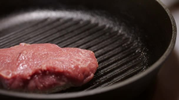 Gros plan de la texture de steak grillé en cours de cuisson — Video