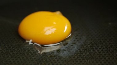 Kızarmış yağ Fullhd görüntüleri ile seramik tava üzerinde yumurta