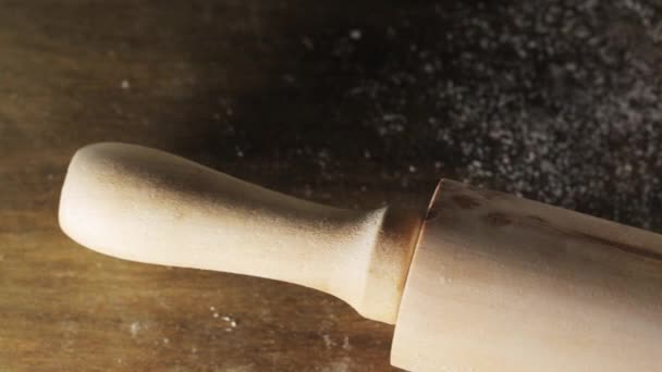 Тесто и вантуз на деревянной поверхности — стоковое видео