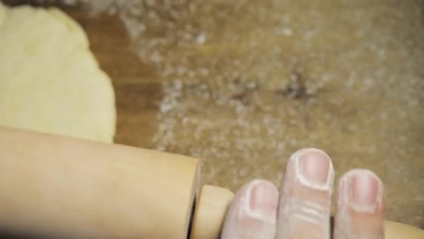 Panettieri rotola l'impasto a mano — Video Stock