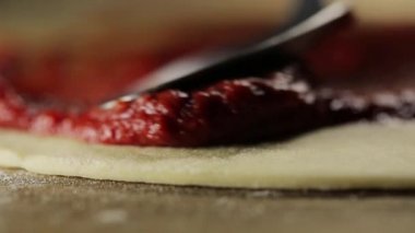 Adam domates sosu yayılır