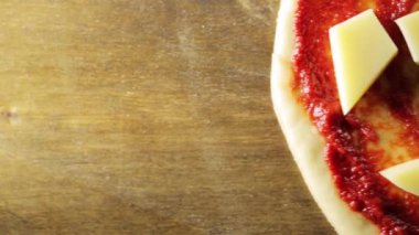 Pizza üzerinde ahşap bir tablodur