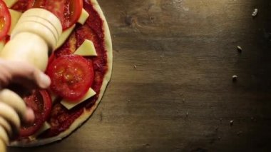 Bir dilim pizza alıyor, erimiş peynir damlıyor.