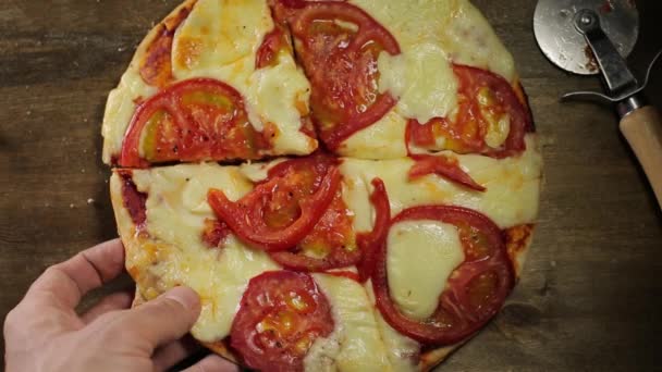 Беру кусочек пиццы, плавленный сыр капает — стоковое видео