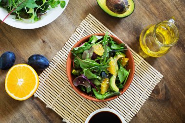 Taze salata avokado ve portakal ahşap tablo