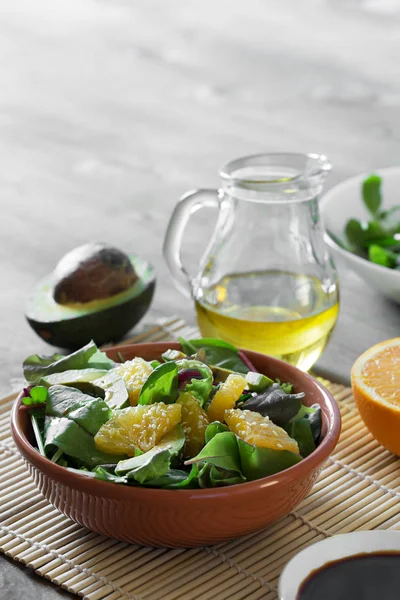 Salada fresca com abacate e laranja — Fotografia de Stock