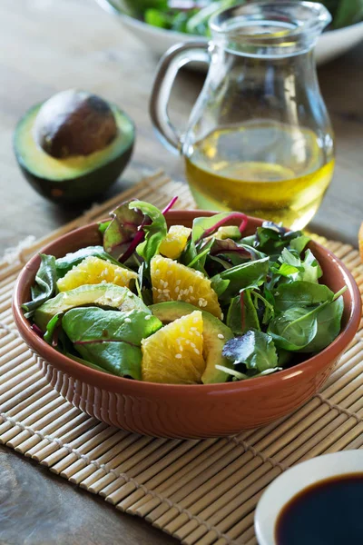 Salada fresca com abacate e laranja — Fotografia de Stock