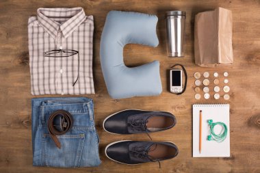 Tatil masa Doğum Bilet Öğeler ahşap, üstten görünüm