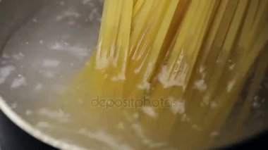 Spagetti metal bir tavada kaynar suda pişirilir