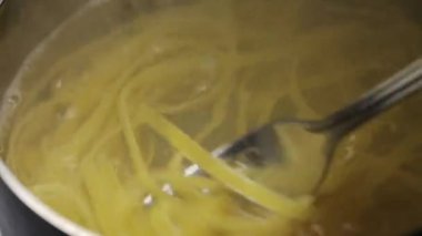 Spagetti metal bir tavada kaynar suda pişirilir