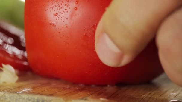 Порезанный помидор — стоковое видео