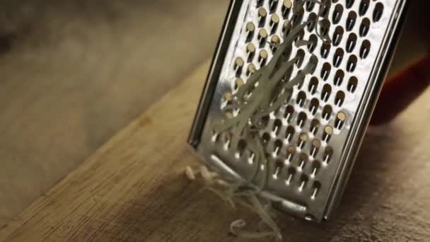Queijo parmigiano-reggiano ralado — Vídeo de Stock
